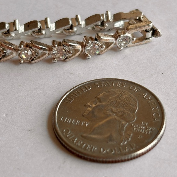 Avon 7 in bracelet/ silver tone/ fold over clasp / clear rhinestones - Picture 7 of 7